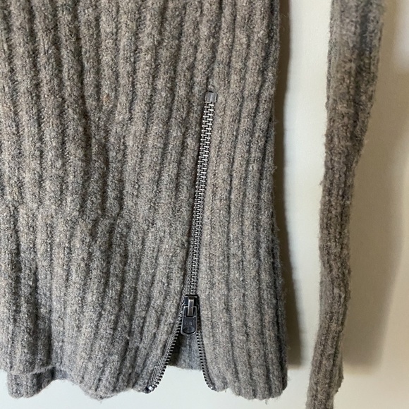 ABERCROMBIE & FITCH WOMENS SWEATER - Picture 4 of 6